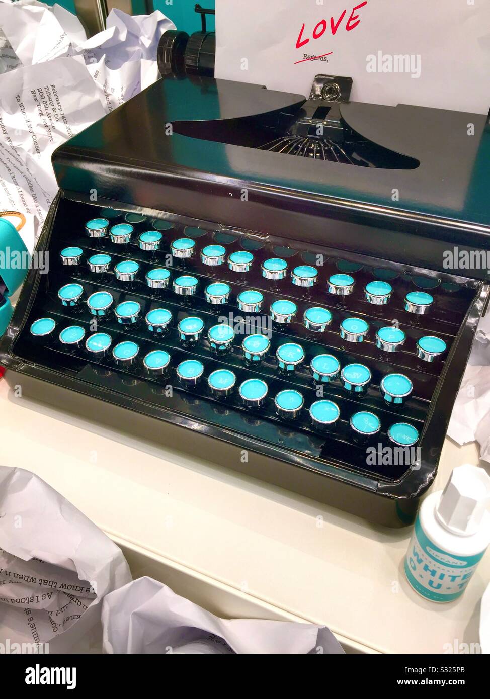 Machine à écrire avec des clés emblématiques bleu d'œuf de robin à Tiffany  et le phare de la société à côté au 6 E. 57th St., New York, États-Unis  Photo Stock -