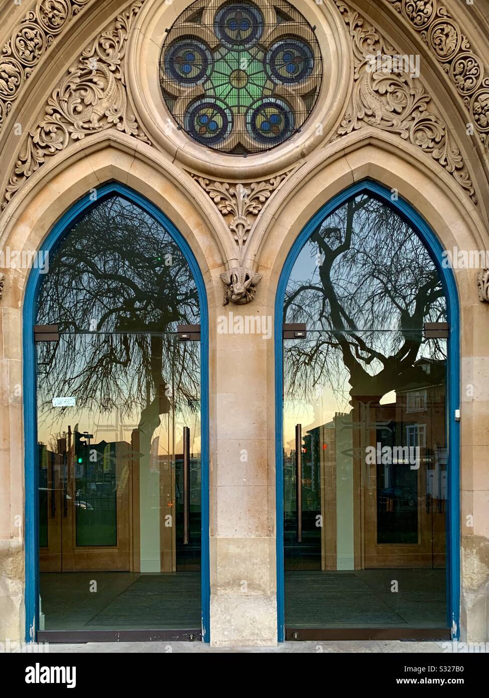 Fenêtre d'église décorative arqué avec réflexion d'arbre Banque D'Images