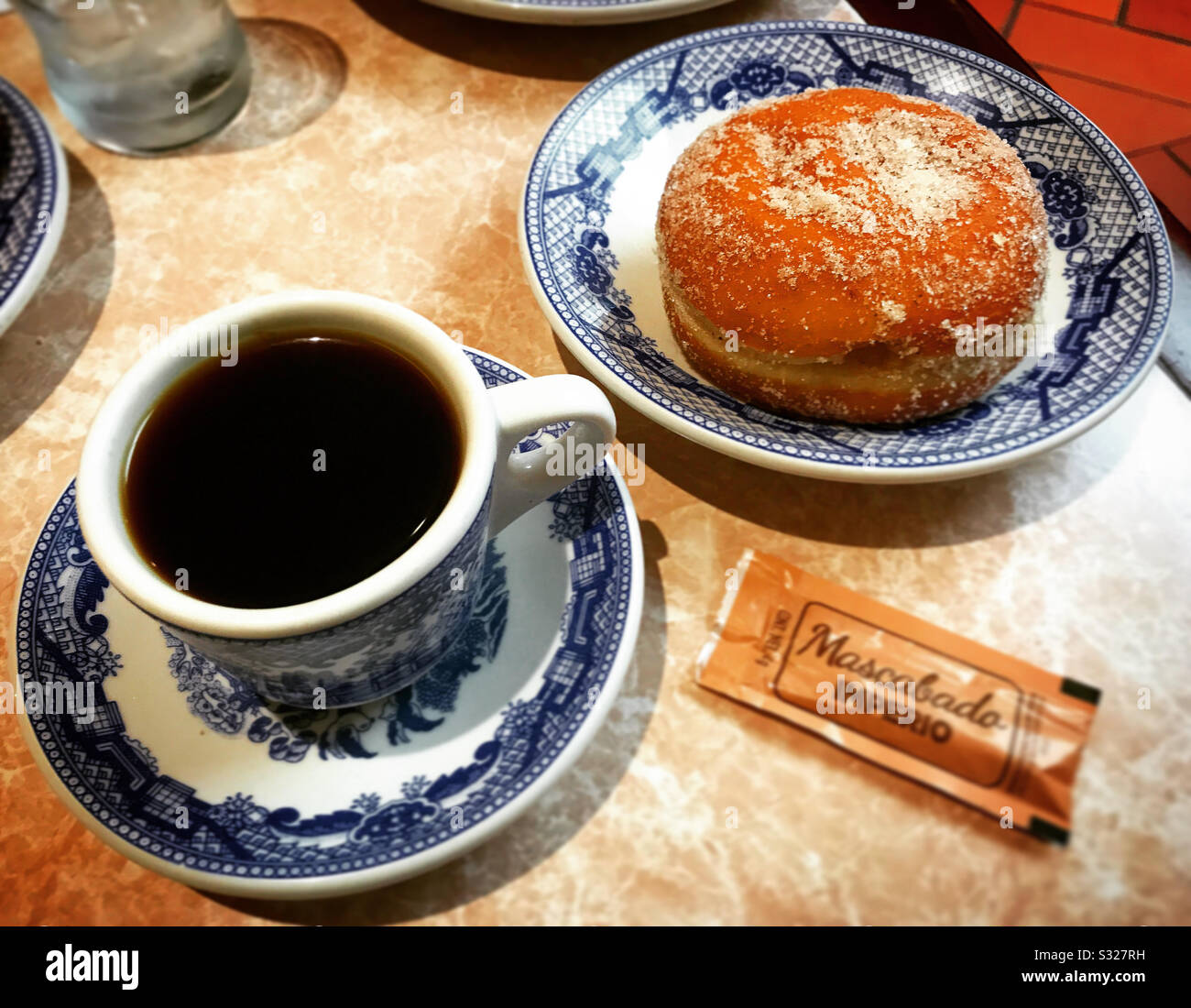 Une tasse de café et un pain sucré au restaurant Sanborns à Coyoacan, Mexico, Mexique Banque D'Images
