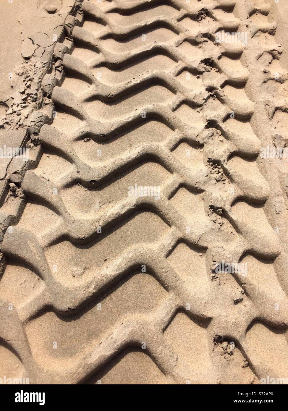 Des traces de pneus dans le sable à la plage, en gros plan Banque D'Images