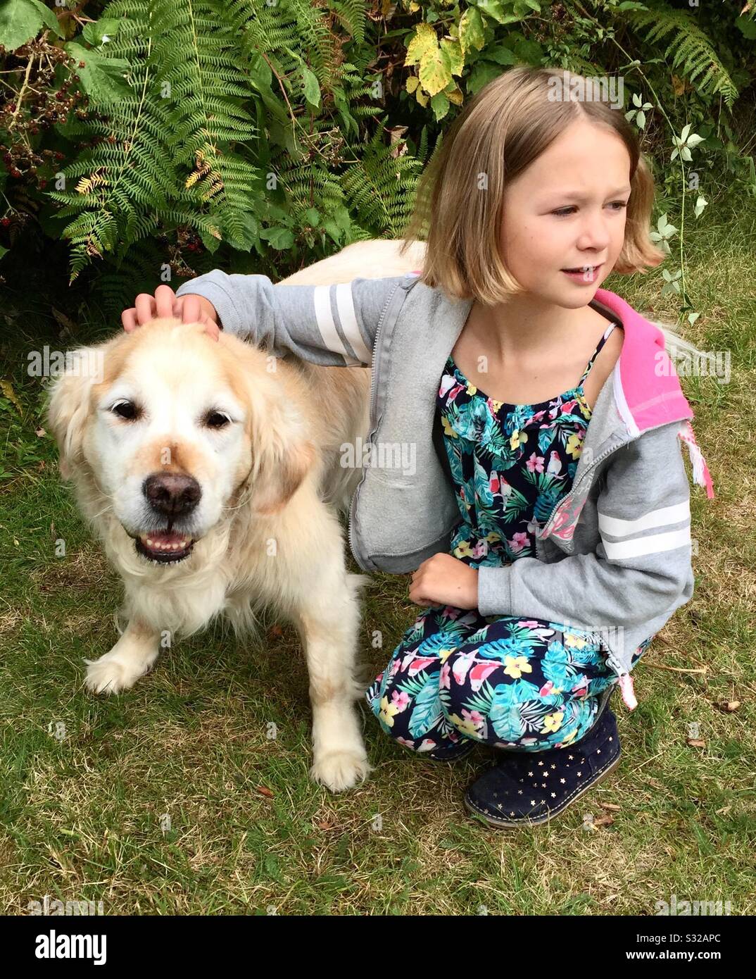 Enfant féminin avec son chien Banque D'Images