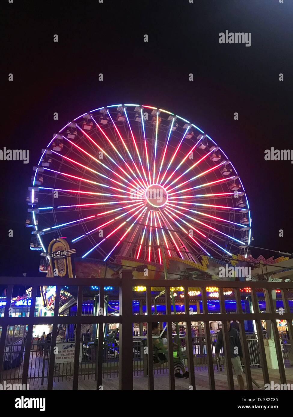 La roue Ferris est dotée d'un éclairage central Banque D'Images