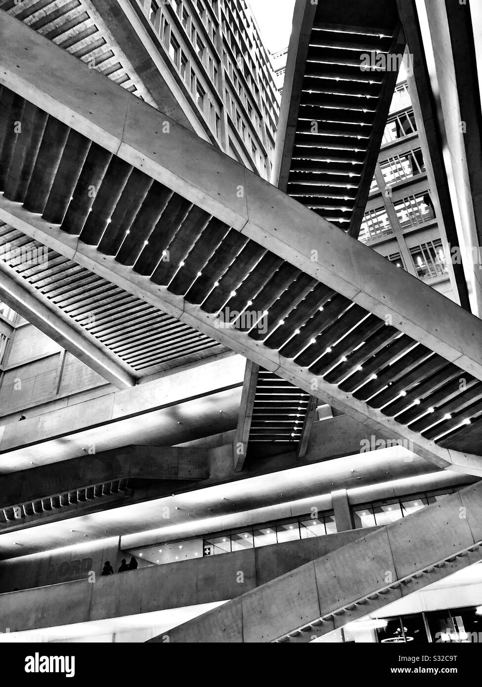 Escalier traversant la cour de FHNW Muttenz, Université des sciences Appliquées et de l'architecture de Bâle, en Suisse, conçu par des architectes de piscine Banque D'Images