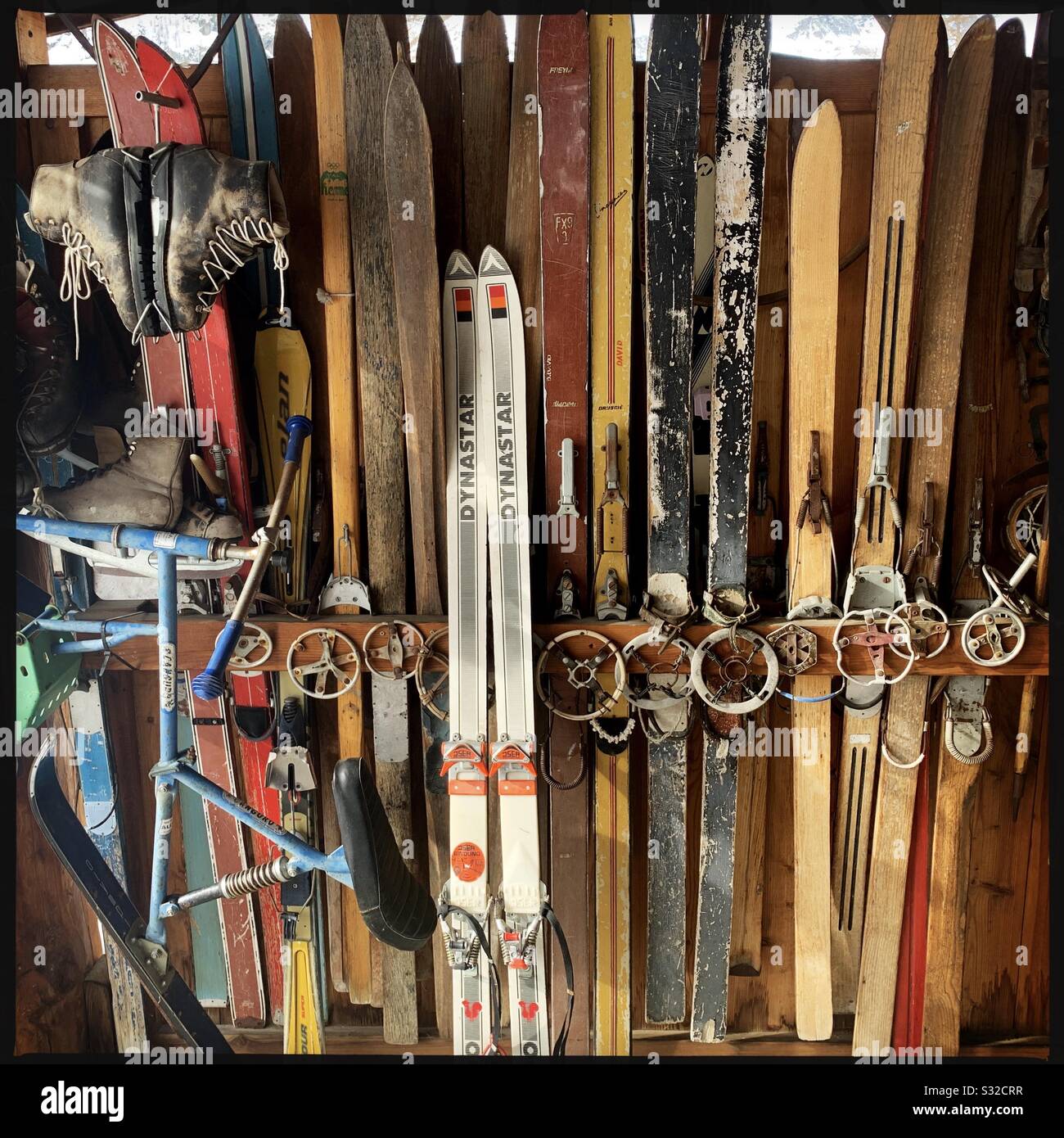 Vieux skis et bottes dans le restaurant de montagne Banque D'Images