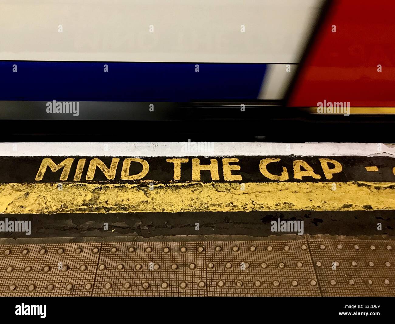 Attention AU panneau GAP sur le bord d'une plate-forme à une station de métro de Londres en train. Banque D'Images