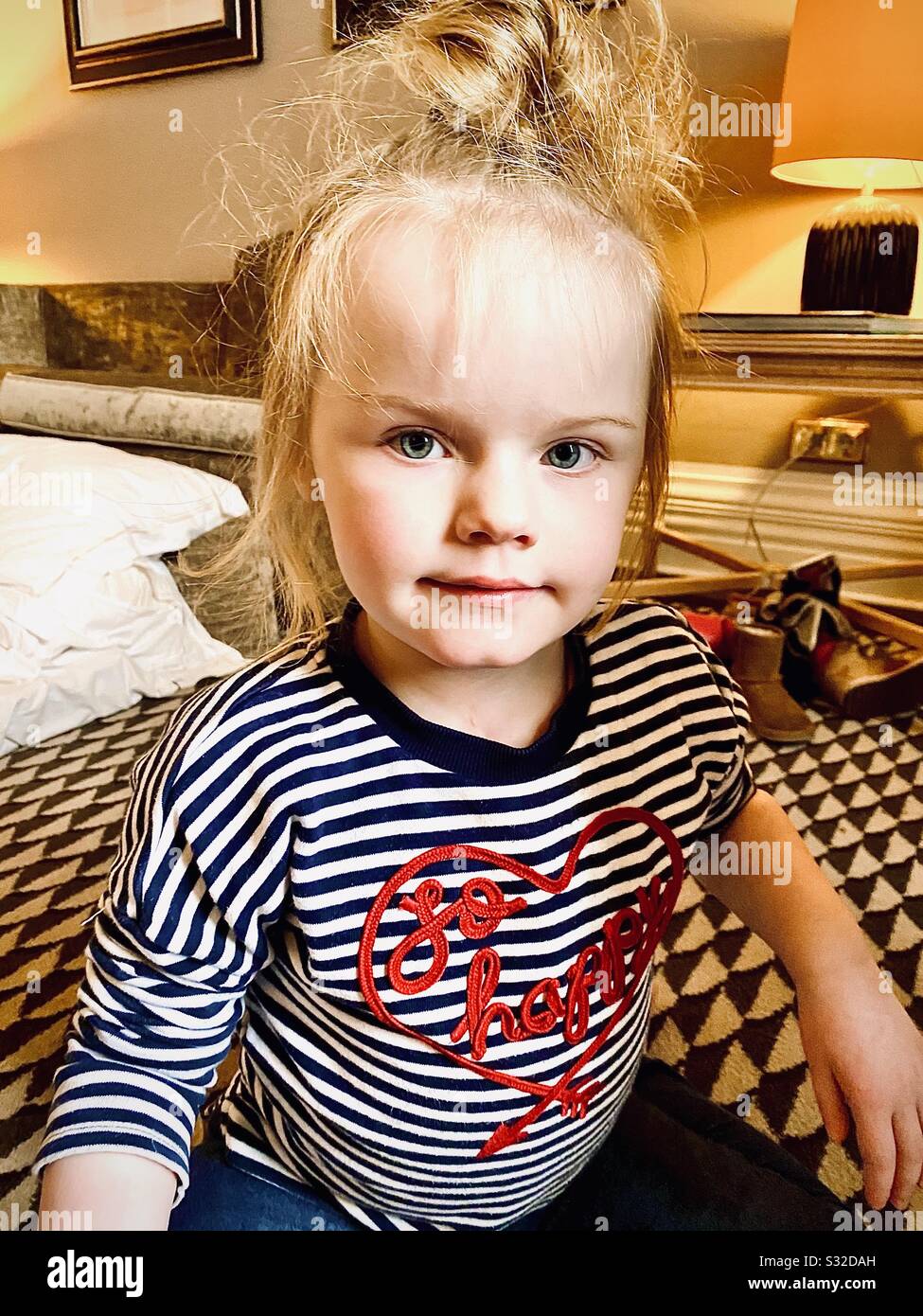 fille de 3 ans dans une chambre d'hôtel Banque D'Images