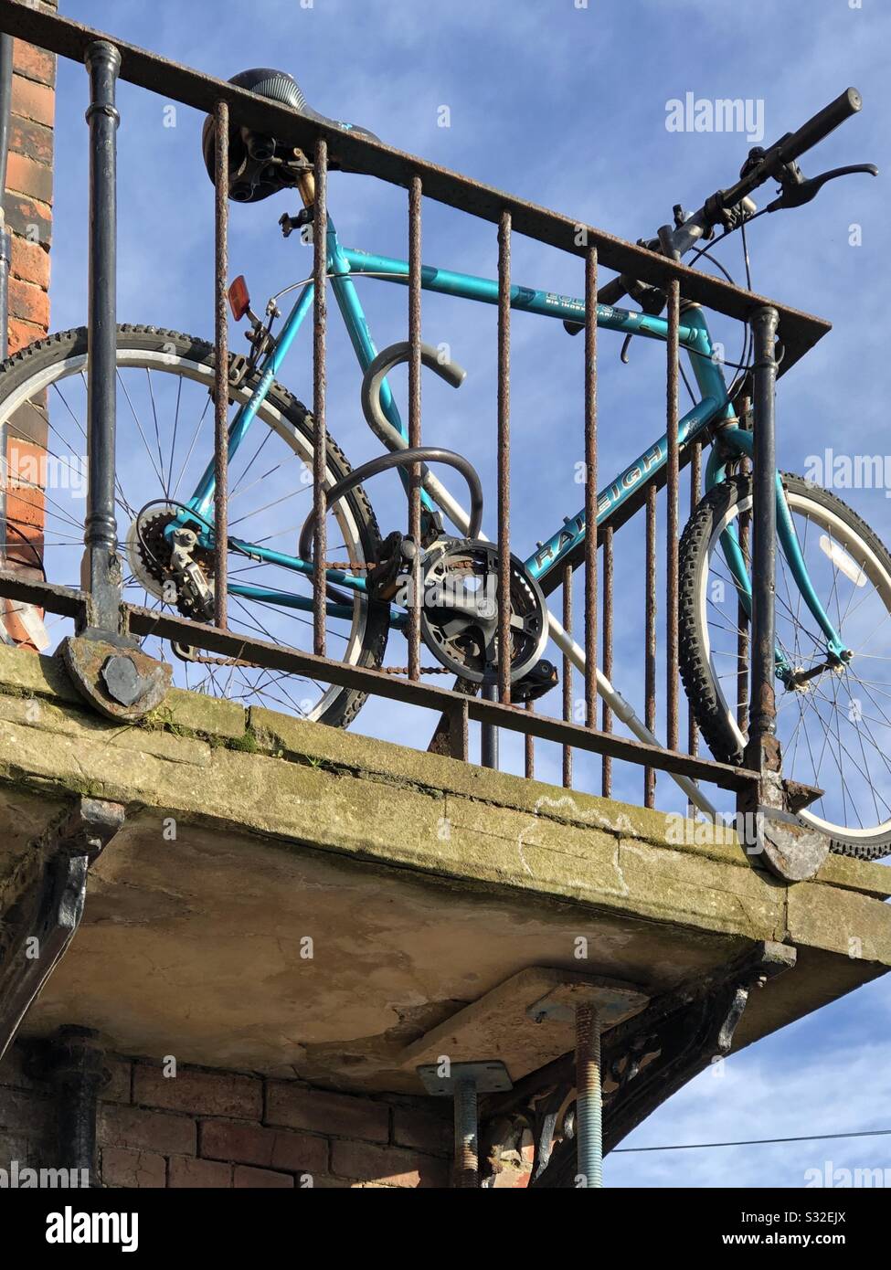 Vélo sur un balcon Banque D'Images