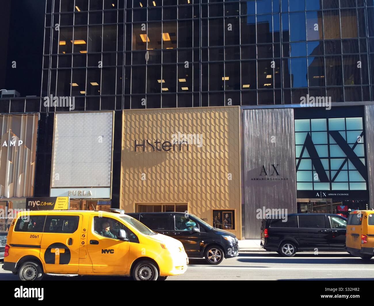 Les taxis se déplacent le long de la cinquième Avenue devant les célèbres magasins haut de gamme, New York, États-Unis - Image de stock capturée avec un smartphone