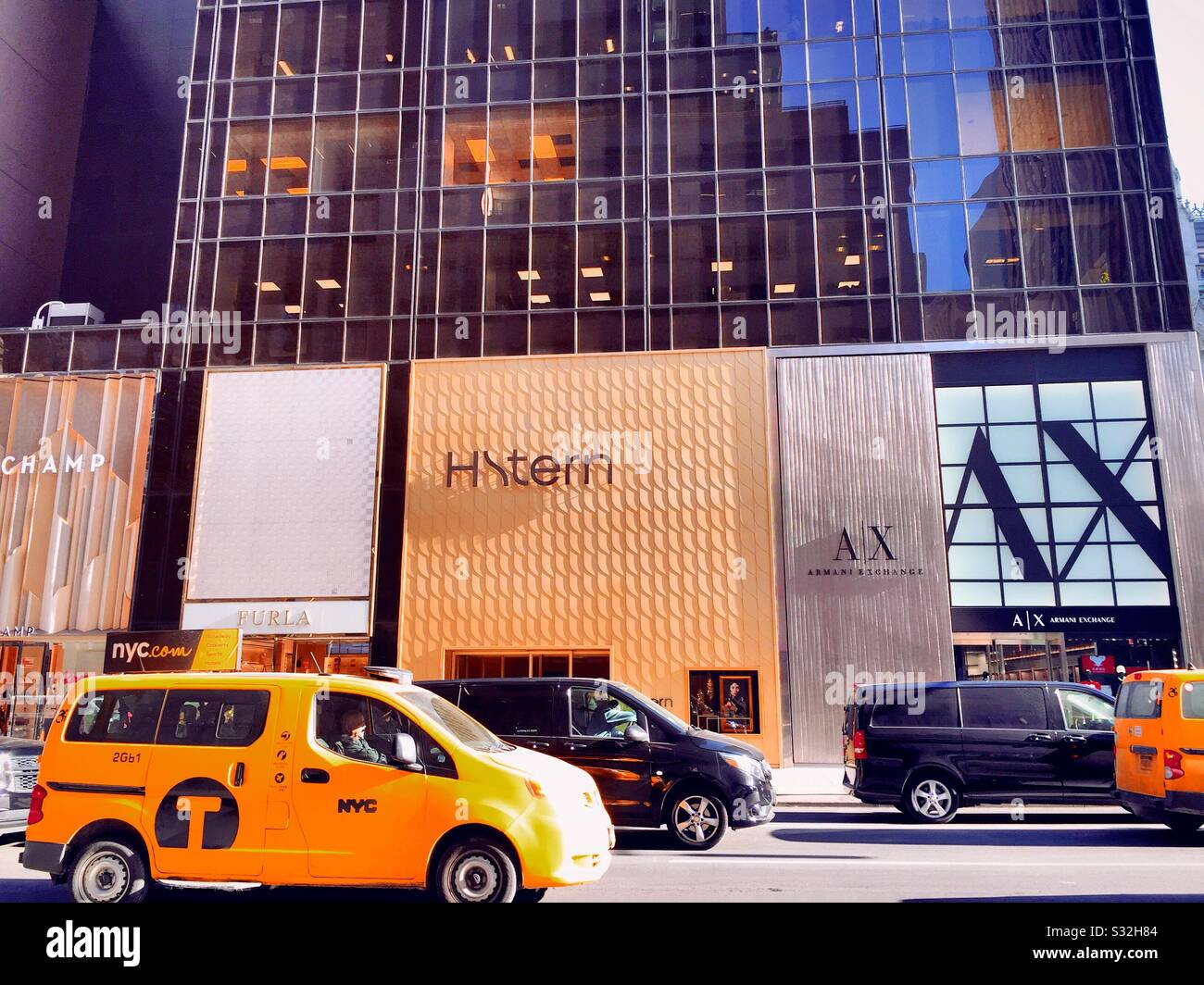 Les taxis se déplacent le long de la cinquième Avenue devant le célèbre haut des magasins, New York, États-Unis - Image de stock capturée avec un smartphone