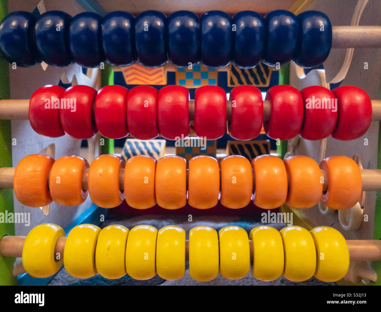 Perles en bois sur le jouet de style abacus d'un enfant. Banque D'Images