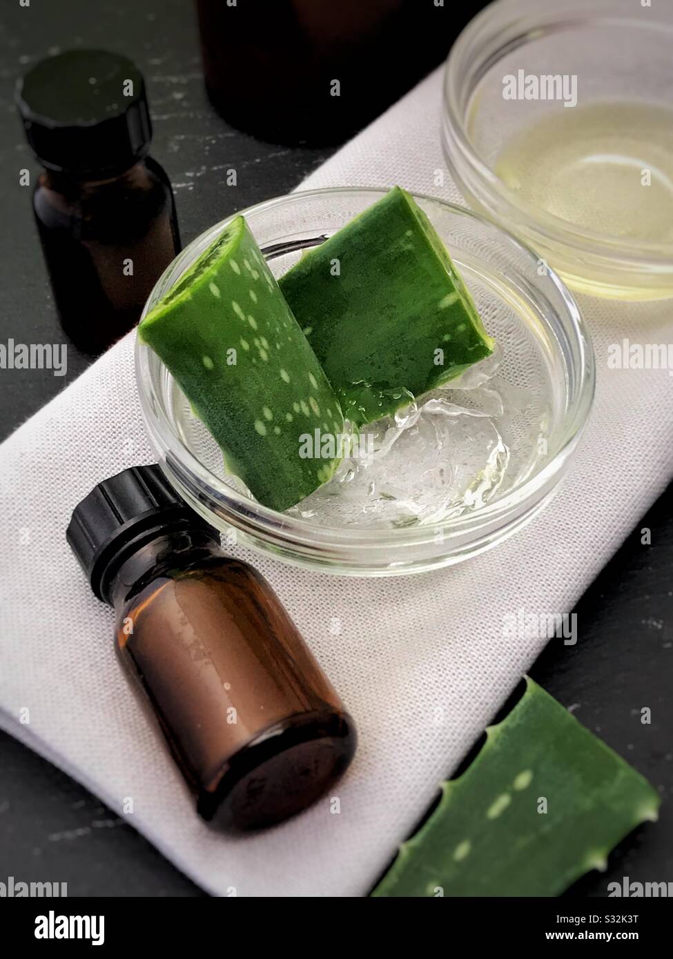 Gros plan sur une plante de Vera d'aloès coupée avec un gel de Vera d'aloès dans un bol en verre. Banque D'Images