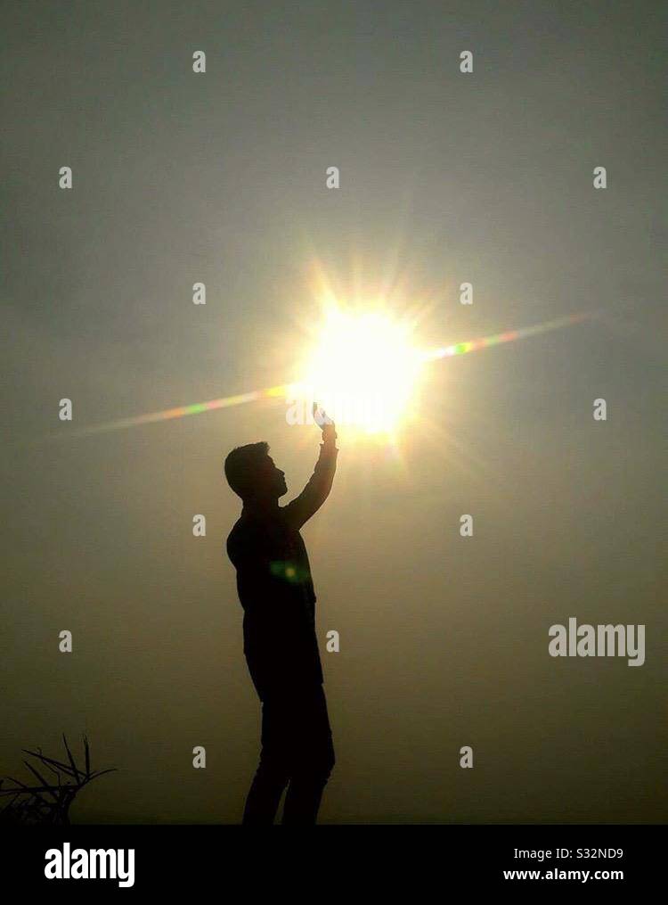 L'homme tenant le soleil avec une photo habilitante pour montrer la force, l'autonomisation et la capacité. Une photo forte pour les entreprises puissantes Banque D'Images