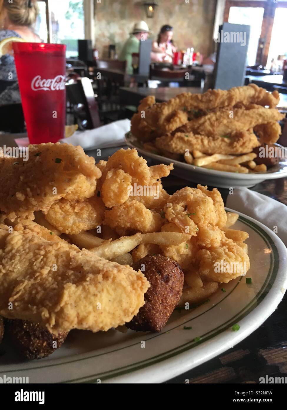 Poisson frit et crevettes, chiots hush et frites sur un plateau au restaurant de Pierre Maspero dans le quartier français de la Nouvelle-Orléans, Louisiane, États-Unis. Banque D'Images