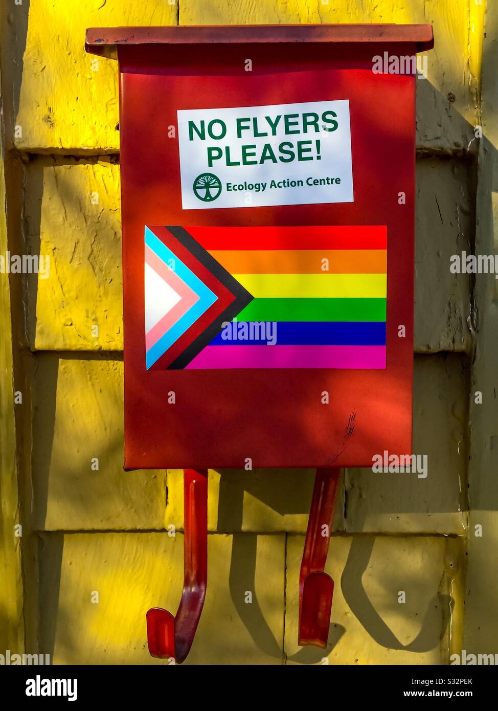 Écologie, drapeau arc-en-ciel et boîte aux lettres - Image de stock capturée avec un smartphone