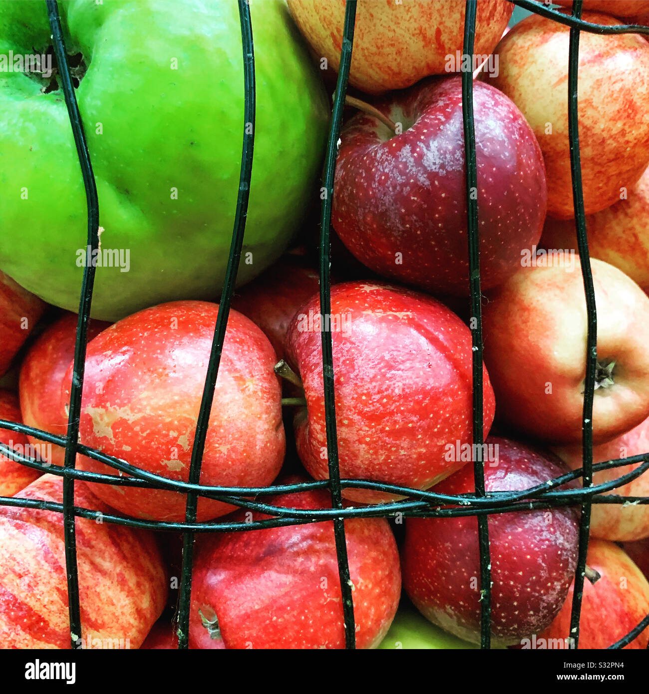 Différentes variétés de pommes dans un panier. - Image de stock capturée avec un smartphone