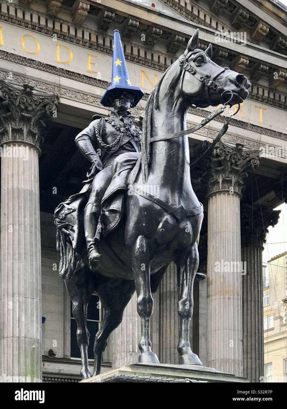 Statue du duc de Wellington, Glasgow, Écosse. Port du cône de circulation de l'Union européenne. Banque D'Images