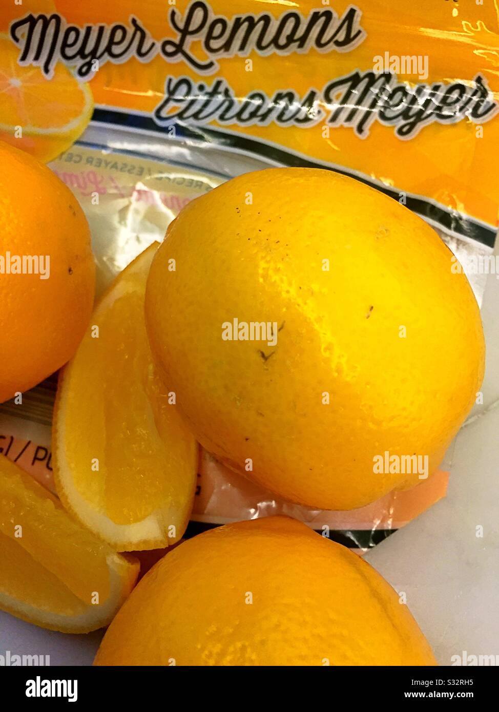 Gros plan sur les citrons Meyer et l'emballage - Image de stock capturée avec un smartphone