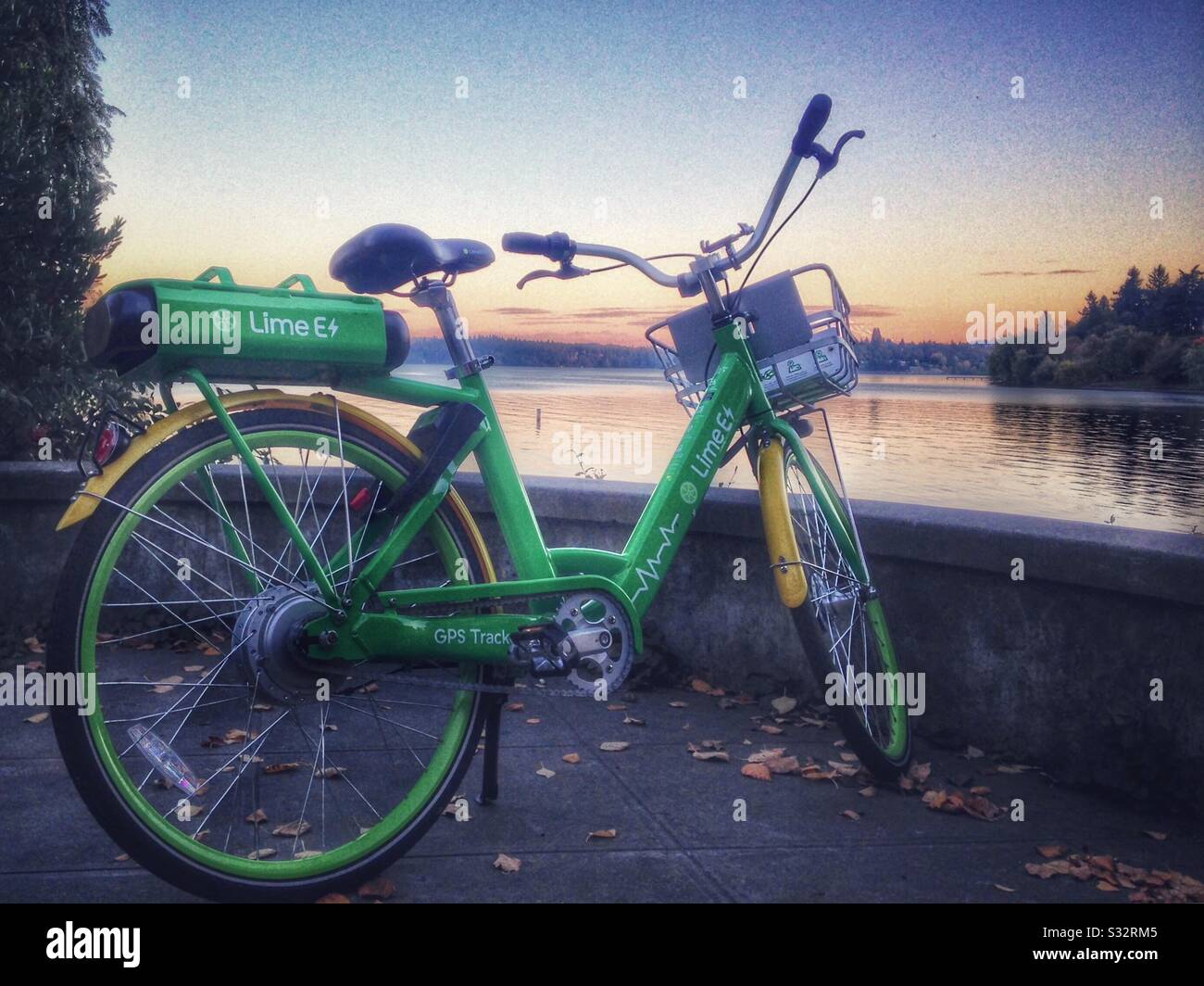 Vélo bikeshare vert citron garé à côté du lac Washington, Seattle, au coucher du soleil - Image de stock capturée avec un smartphone