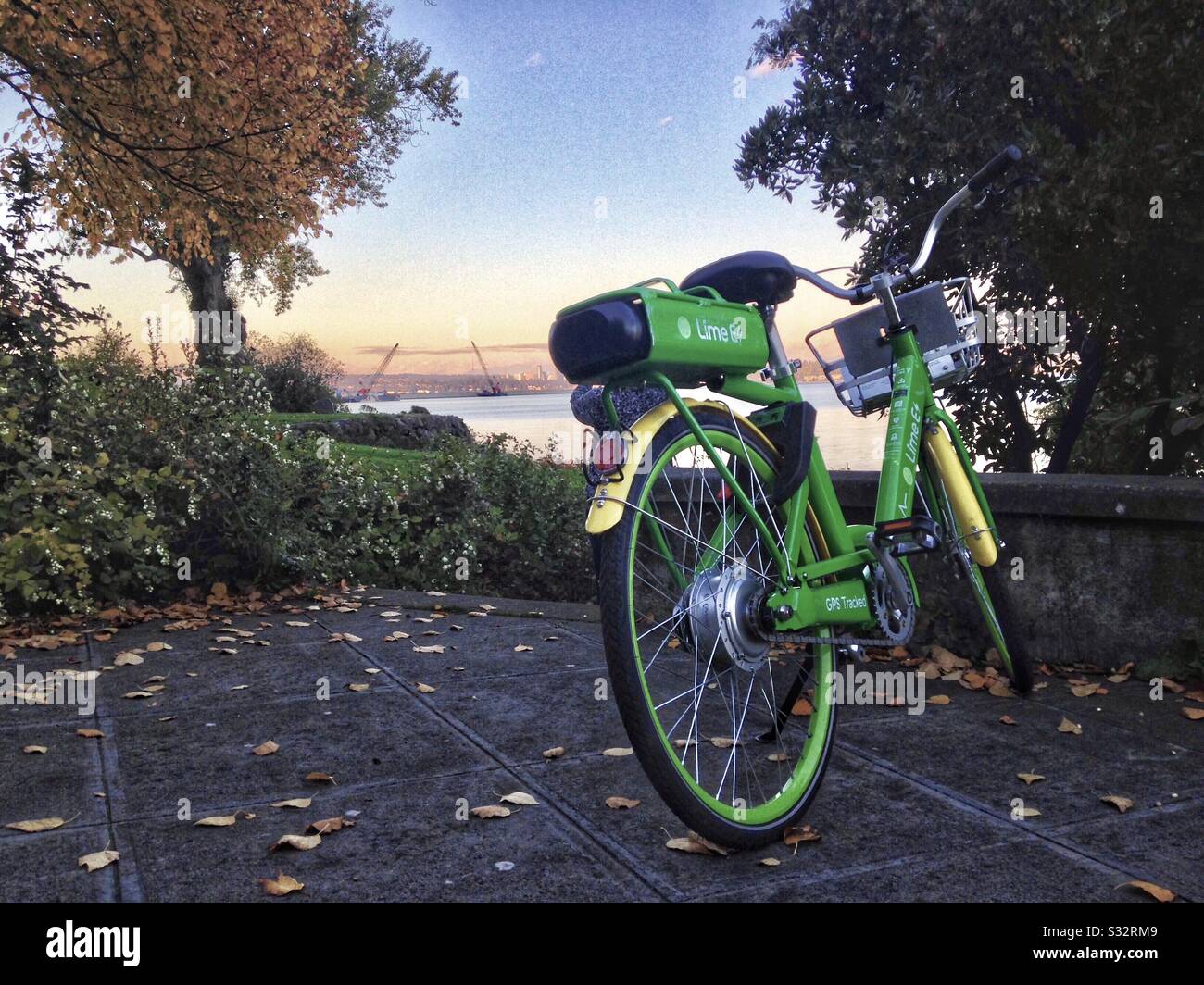 Scène d'automne avec vélo Lime à côté du lac Washington, Seattle - Image de stock capturée avec un smartphone