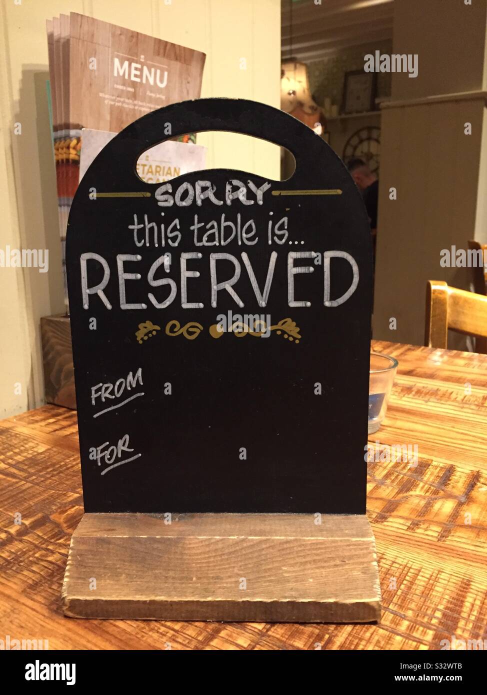 Reserved restaurant table Banque de photographies et d’images à haute ...