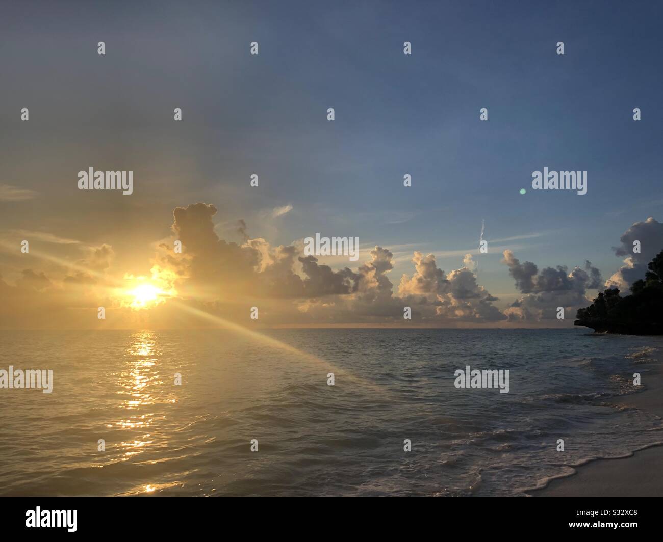 Lever du soleil sur l'île tropicale de la plage de Zanzibar Banque D'Images