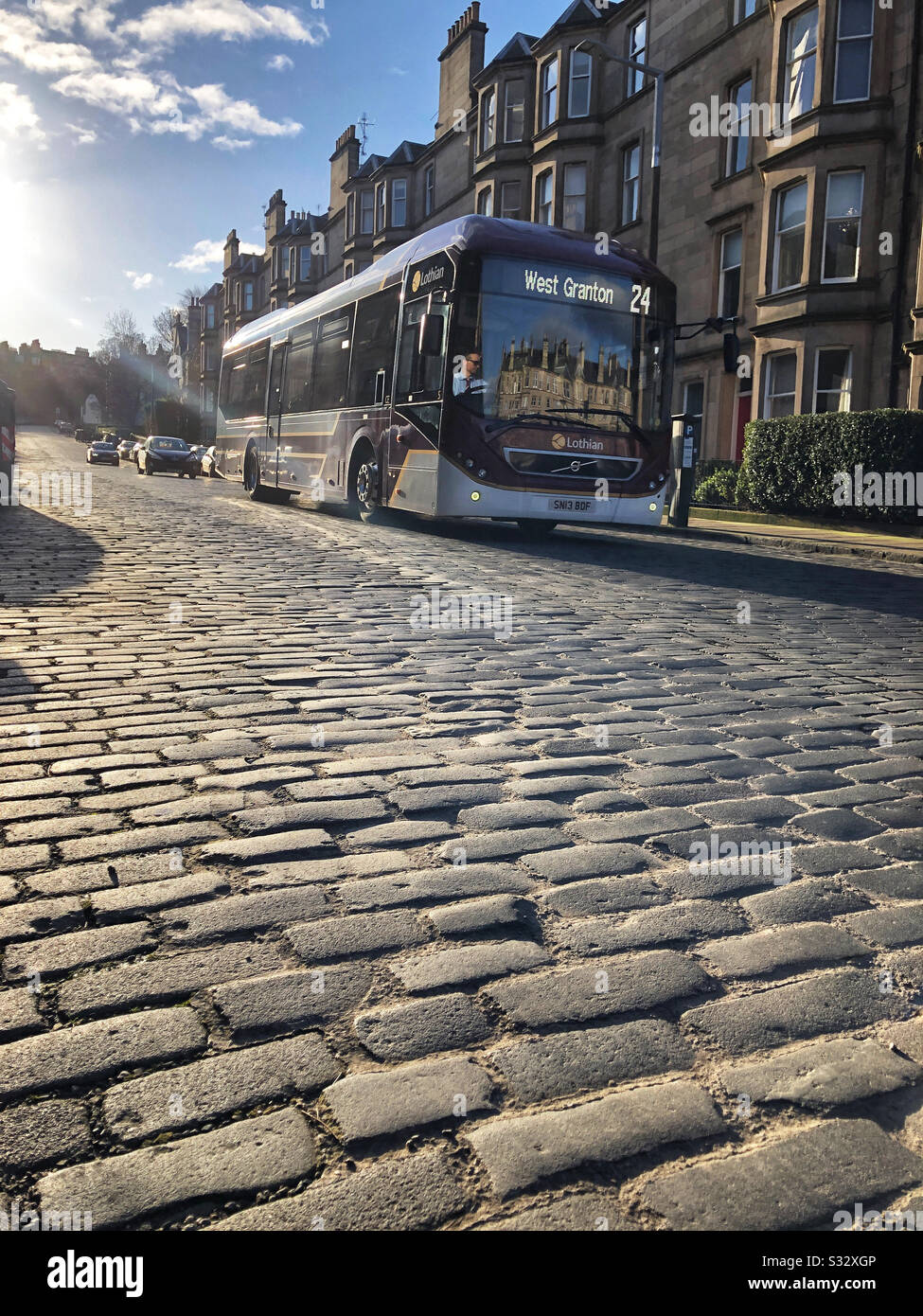 Edinburgh Lothian bus dans une rue résidentielle pavée Banque D'Images