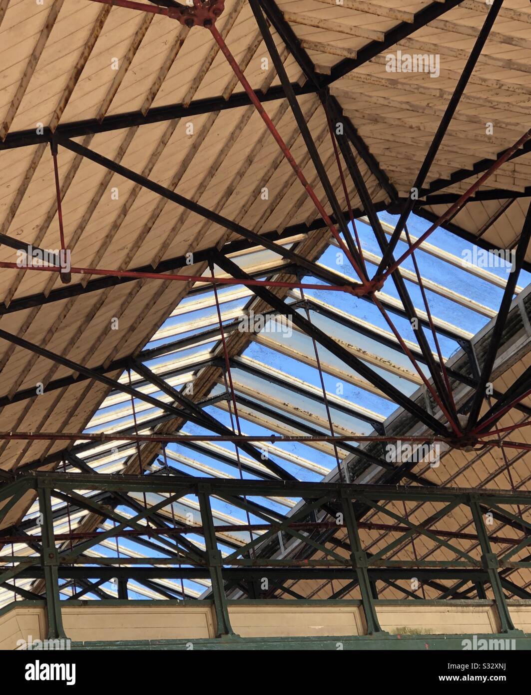 Lignes abstraites et formes formées par un toit de gare Banque D'Images