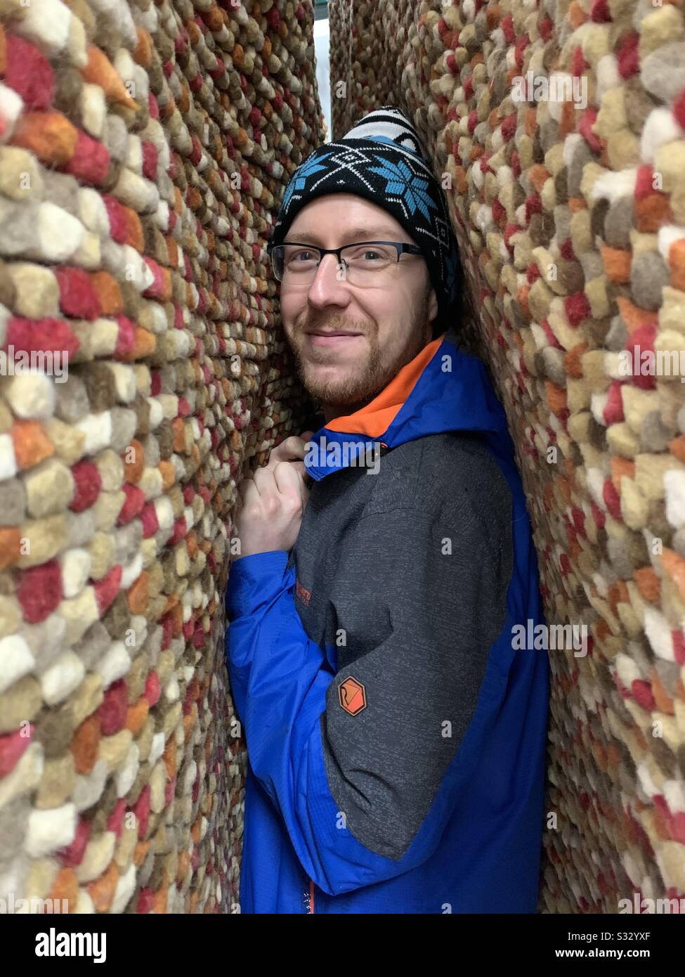 Homme Hiding Dans Un Tapis Banque D'Images