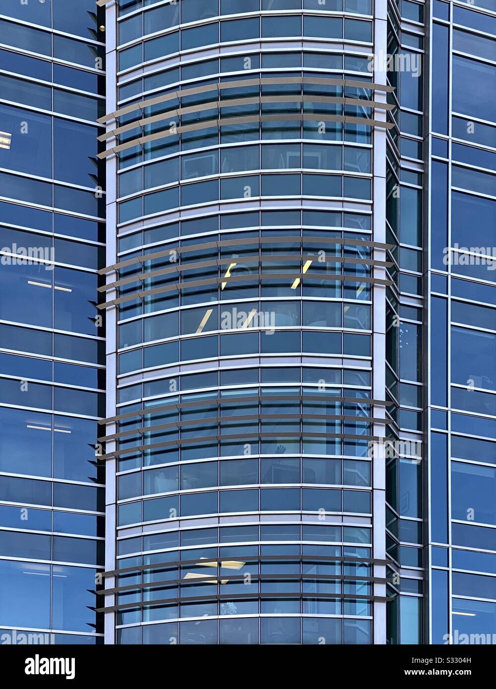 Résumé du grand bâtiment en verre avec des reflets du ciel bleu - Image de stock capturée avec un smartphone