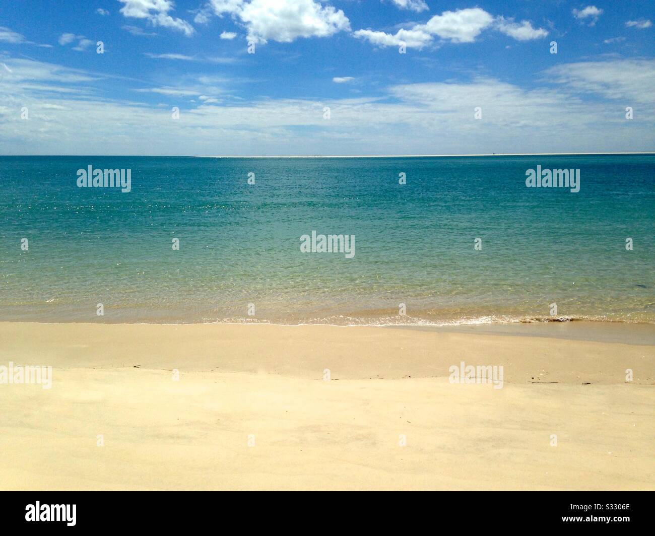 Plage déserte sur la côte du Portugal. Le Paradis - Image de stock capturée avec un smartphone