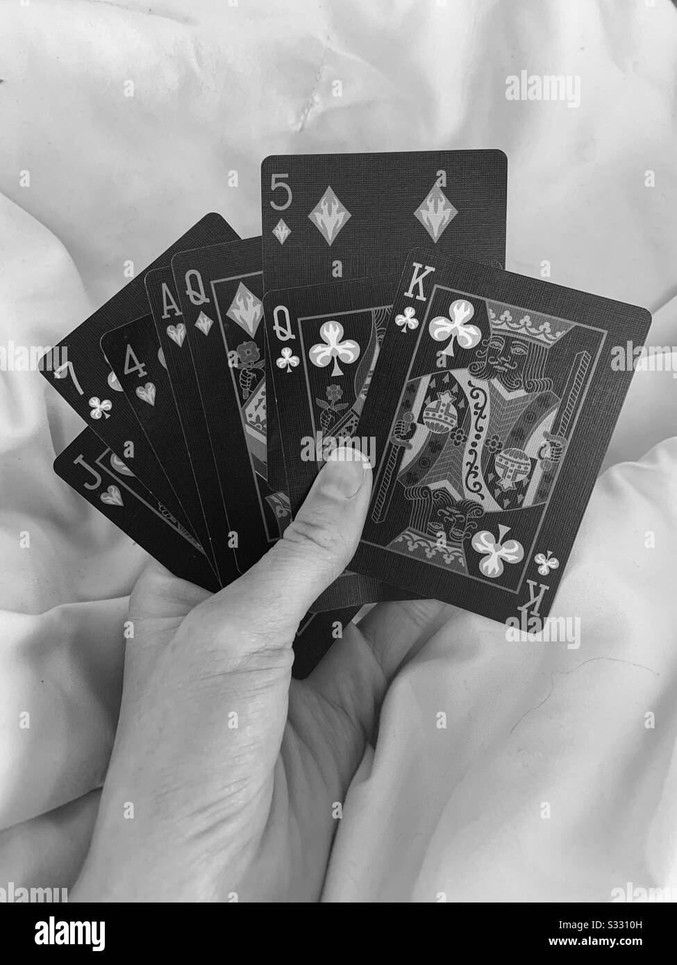 Une femme tenant une pile de cartes À Jouer Banque D'Images