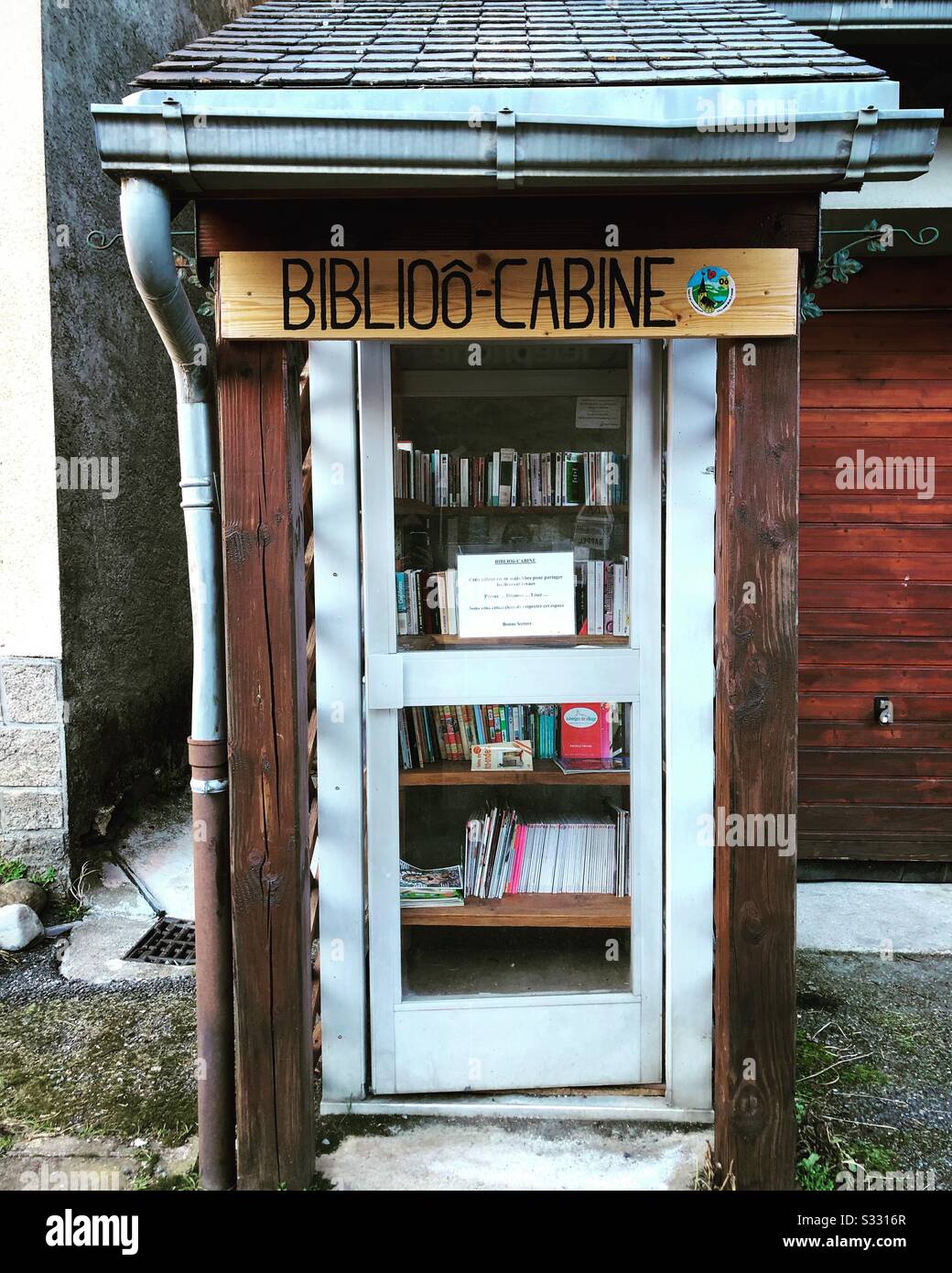 Bilioô-Cabine, un stand où vous pouvez échanger des livres gratuitement. Au Lac d’ô, France - Image de stock capturée avec un smartphone