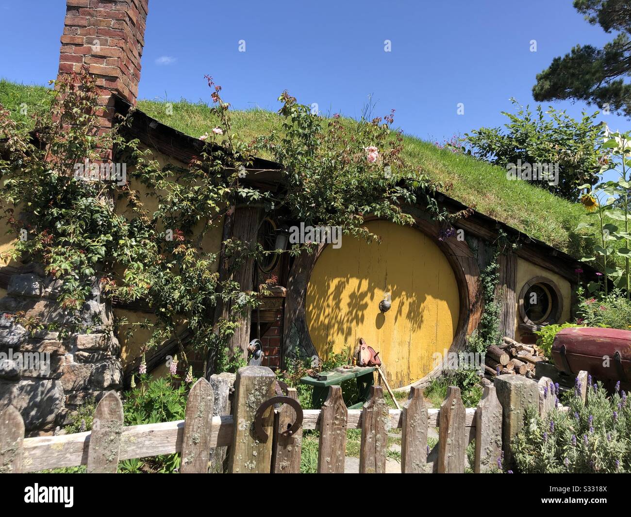Photo de l'ensemble de films de l'hobbit. Porte ronde jaune et petite maison avec verdure. Banque D'Images