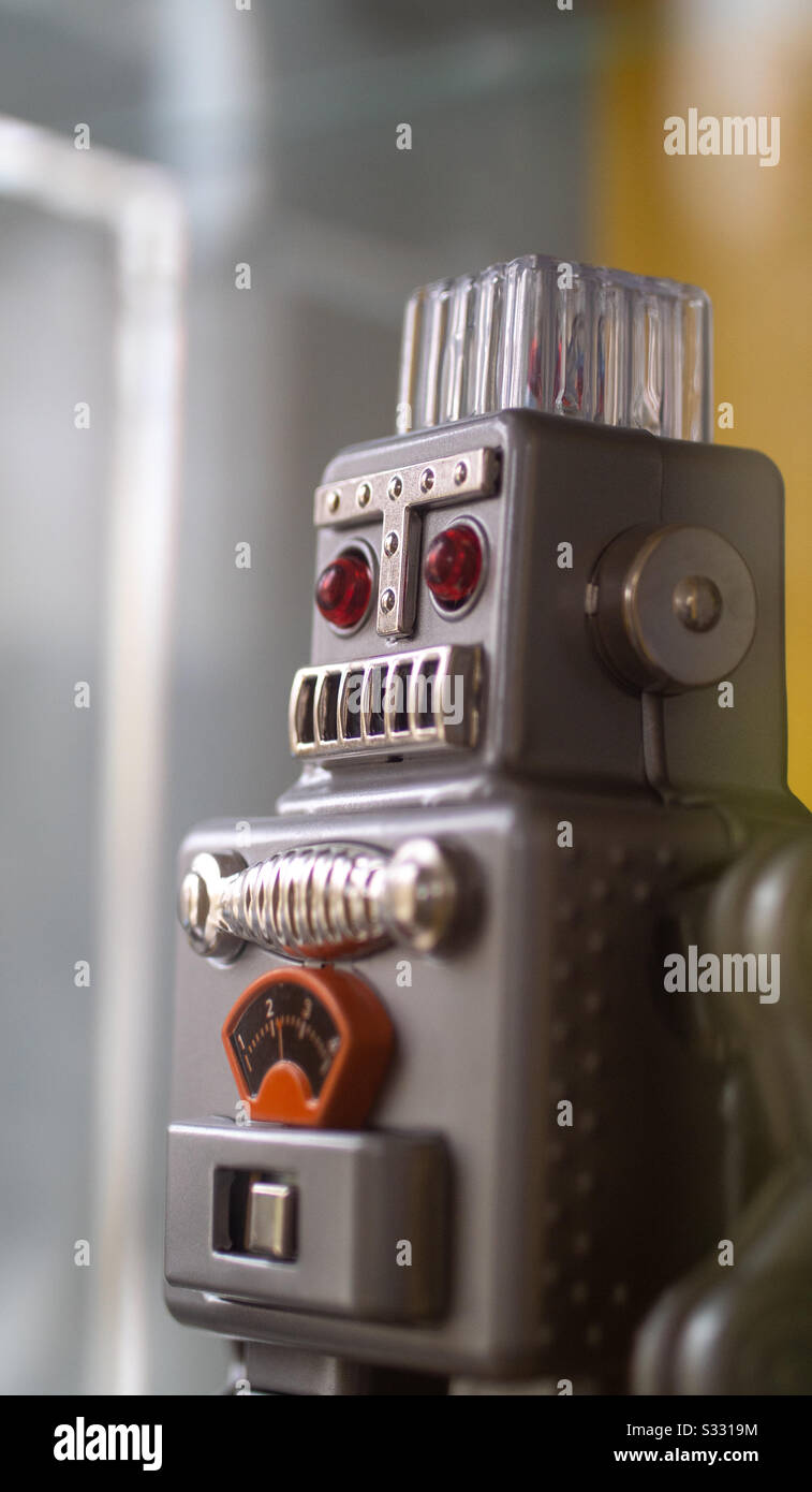 Robot jouet gris vintage à collectionner - Image de stock capturée avec un smartphone