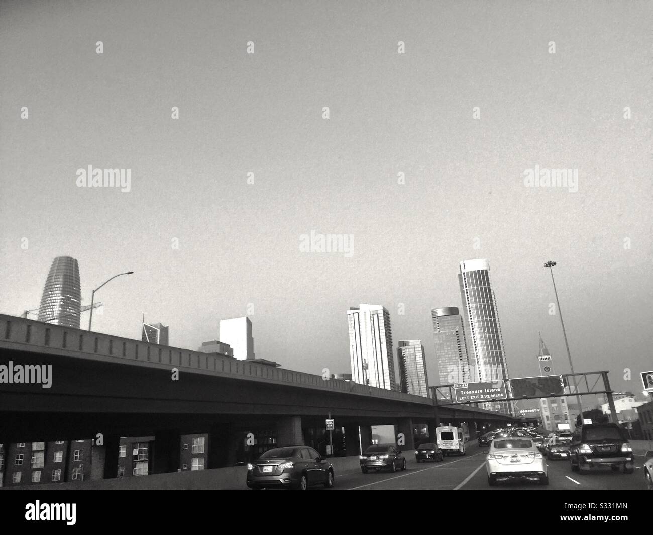 San Francisco Salesforce Tower et d'autres gratte-ciel de la Highway 101 Eastbound. Trafic aux heures de pointe. - Image de stock capturée avec un smartphone