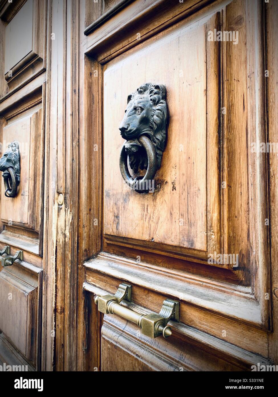 Vue rapprochée des anciennes portes - Image de stock capturée avec un smartphone