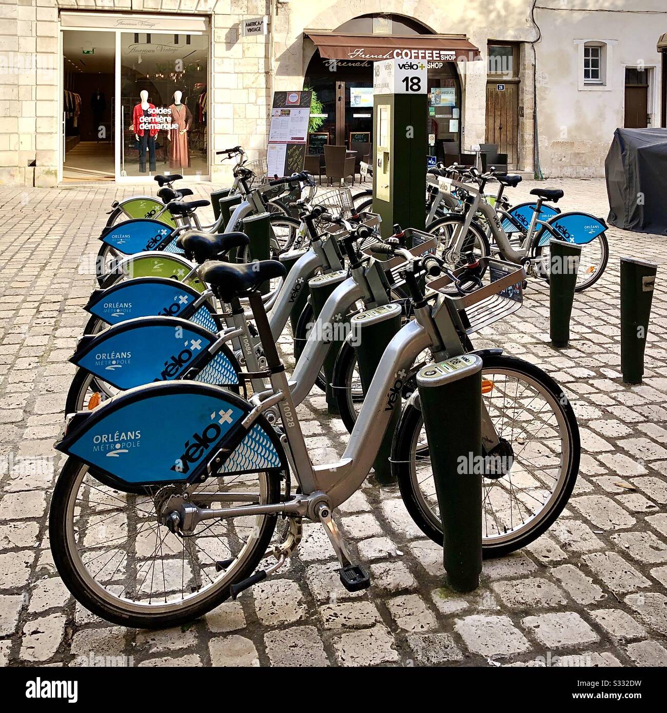 Métropole » Station de recharge de location de vélos électriques, Orléans,  France Photo Stock - Alamy