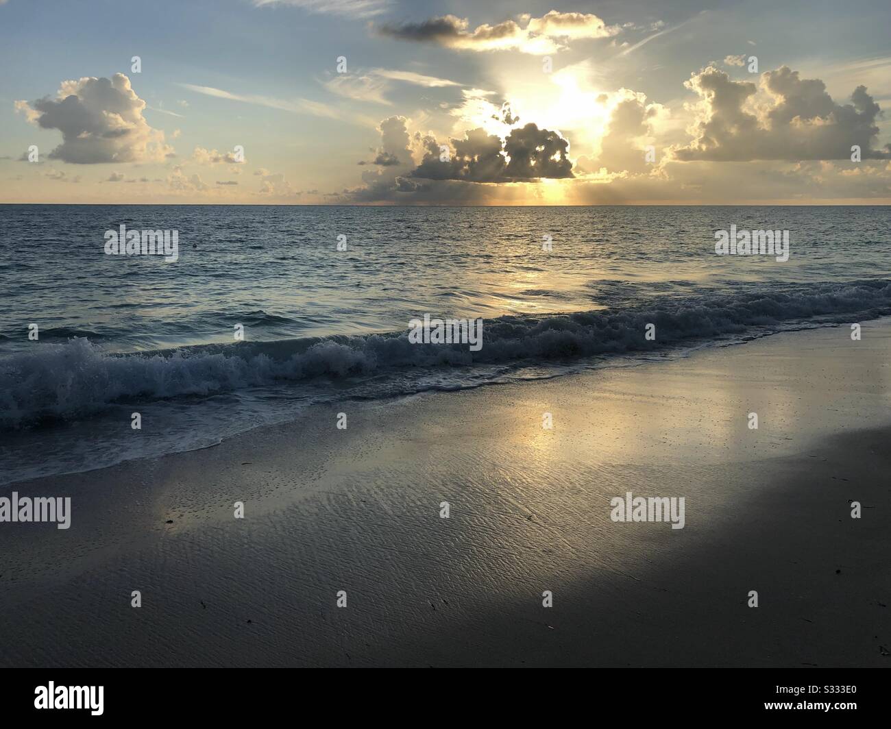 Lever du soleil et paysage nuageux au-dessus de l'océan au large de Zanzibar Banque D'Images