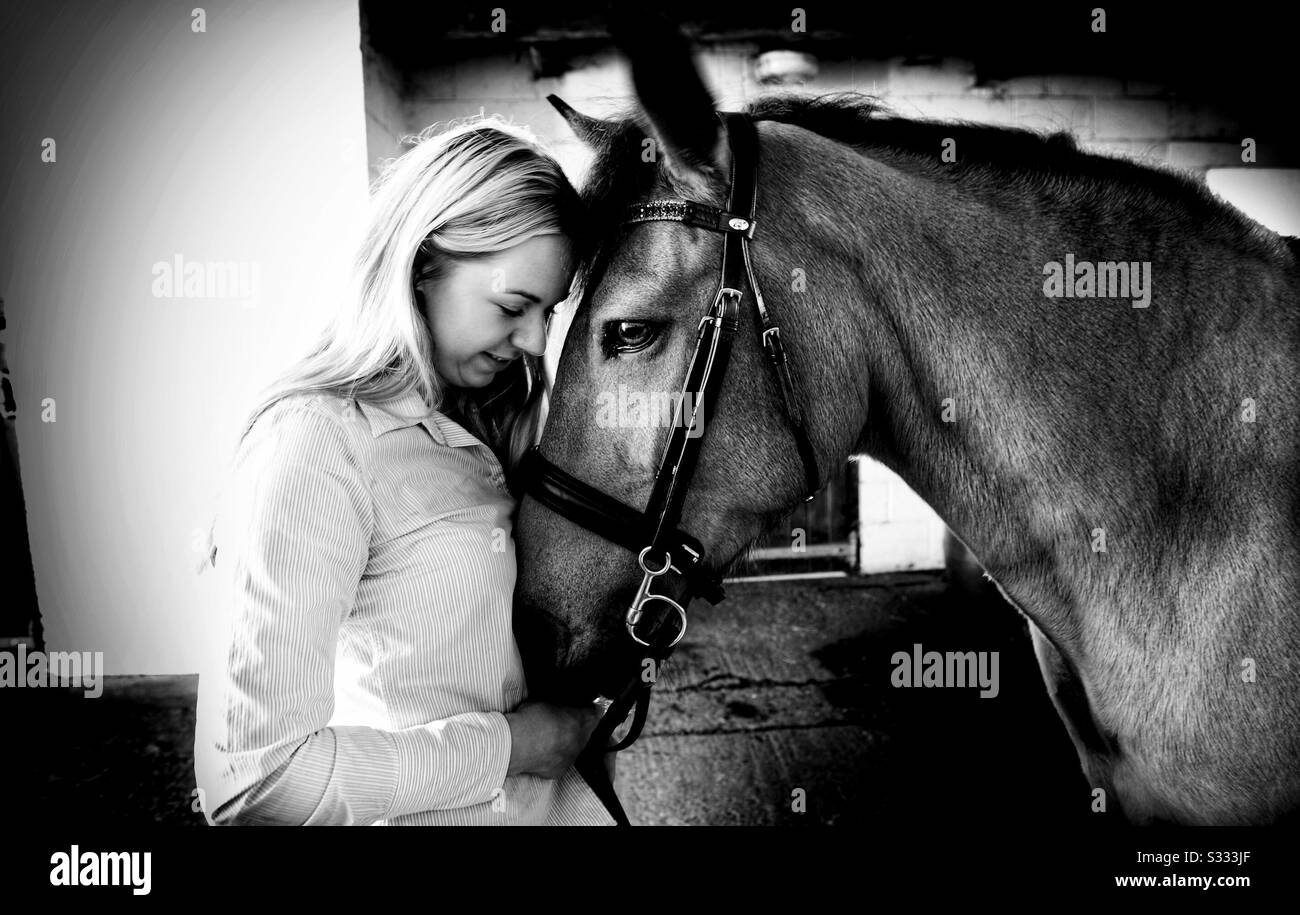 Femmes qui fait l'amour avec un cheval
