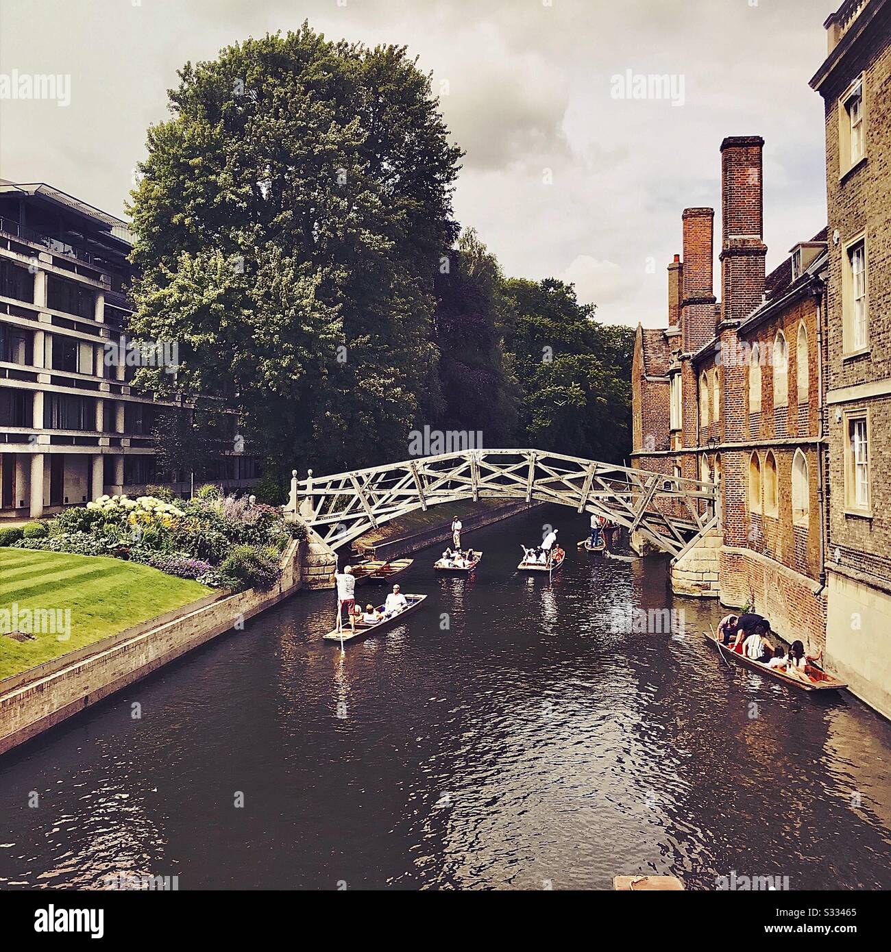 Au ralenti à Cambridge, au Royaume-Uni et est tombé sur l'une de ses structures les plus reconnaissables, le pont mathématique. Banque D'Images