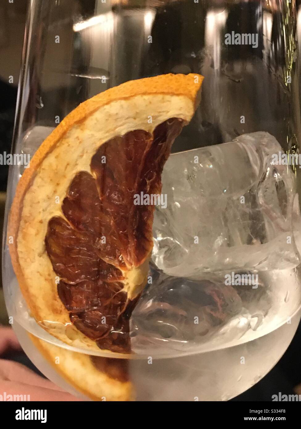 Gin avec glace et orange Banque D'Images