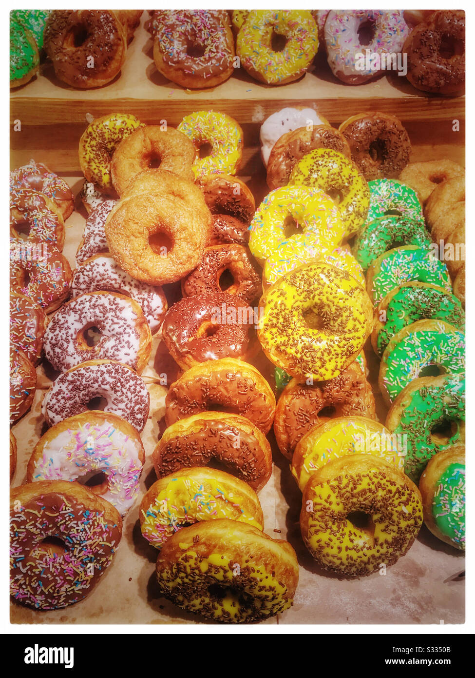 Assortiment de beignets au supermarché. Banque D'Images