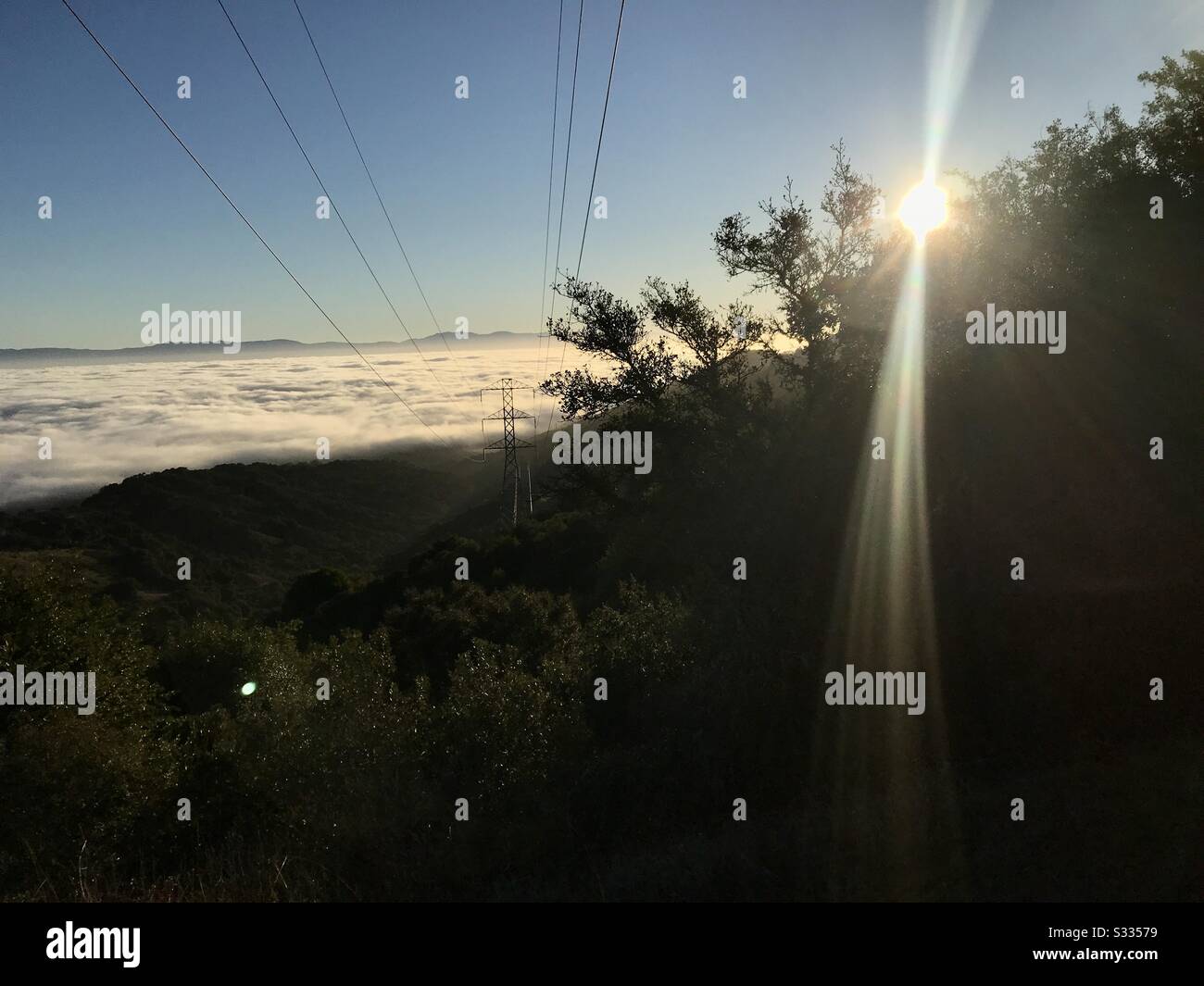 Sunburst au-dessus de la vallée de la brume Banque D'Images