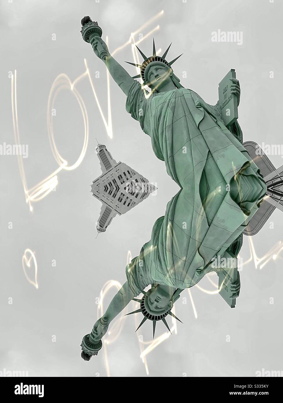 La Statue de la liberté dans l'image miroir vert volant et flottant dans le  ciel et l'amour et la paix sont écrits Photo Stock - Alamy