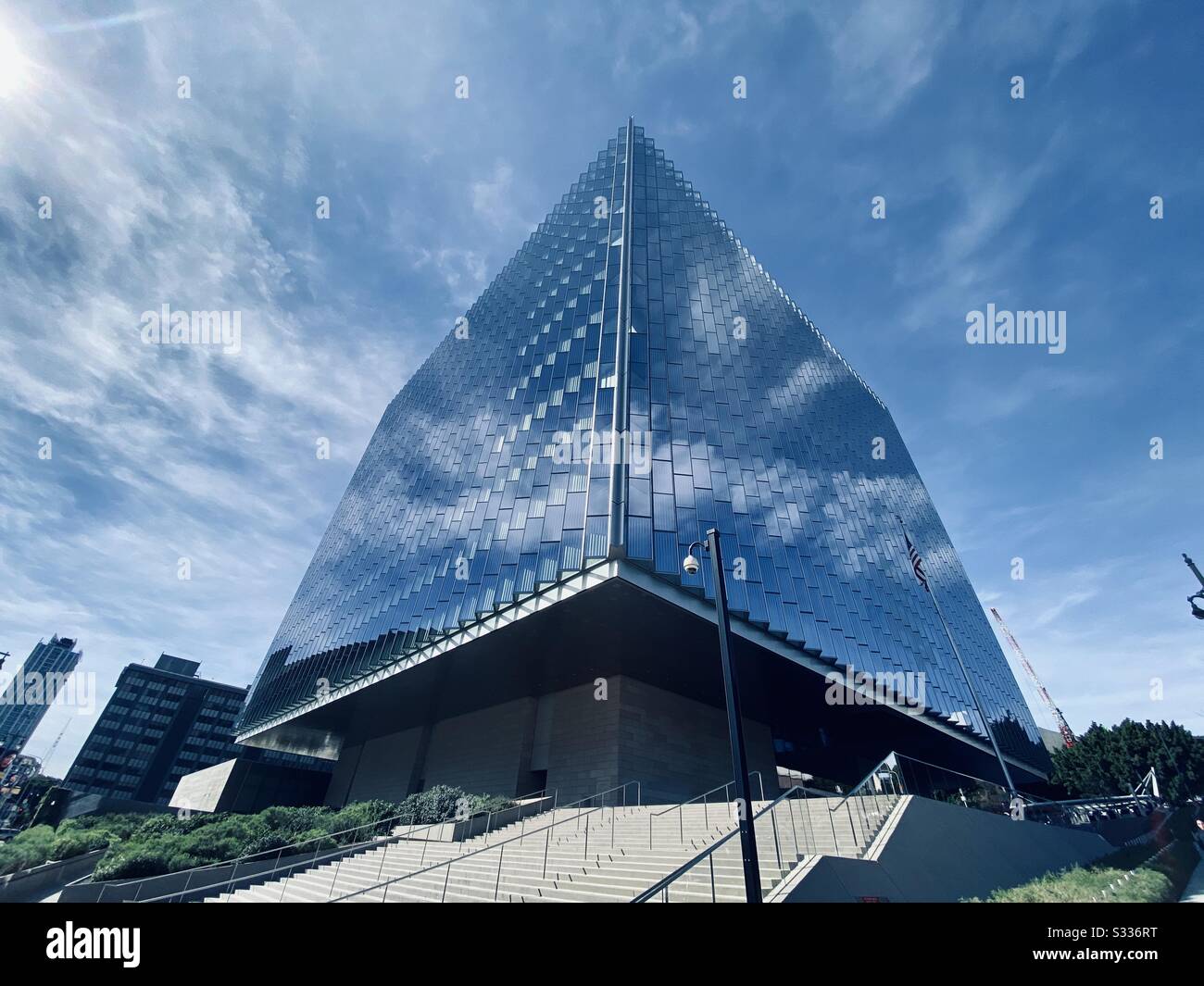 Los ANGELES, CA, JAN 2020: Nouveau bâtiment de la Cour fédérale, un cube réfléchissant en verre dans le centre civique du centre-ville. - Image de stock capturée avec un smartphone