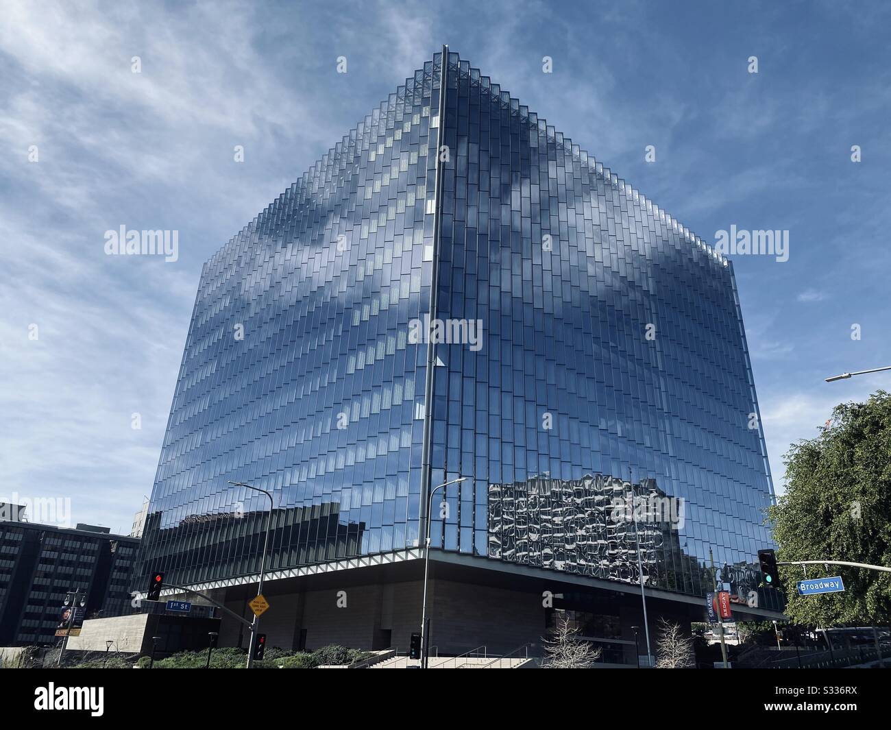 Los ANGELES, CA, JAN 2020: Nouveau bâtiment de la Cour fédérale, un cube réfléchissant en verre dans le centre civique du centre-ville. - Image de stock capturée avec un smartphone
