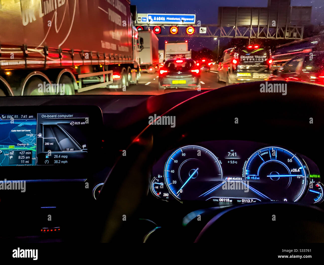 Circulation et congestion aux heures de pointe sur l'autoroute M62 - Image de stock capturée avec un smartphone
