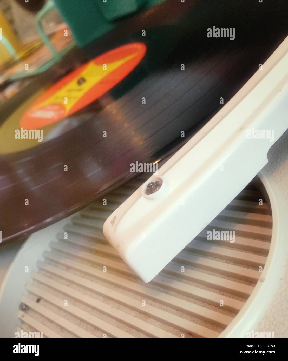 Disques vinyles vintage sur un ancien joueur de mode record, USA - Image de stock capturée avec un smartphone