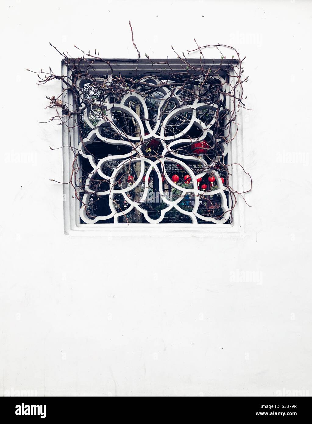 Fenêtre ornée dans le mur blanc entourant le jardin chinois à Portland, Oregon - Image de stock capturée avec un smartphone Fenêtre ornée dans le mur blanc entourant le jardin chinois à Portland, Oregon - Image de stock capturée avec un smartphone