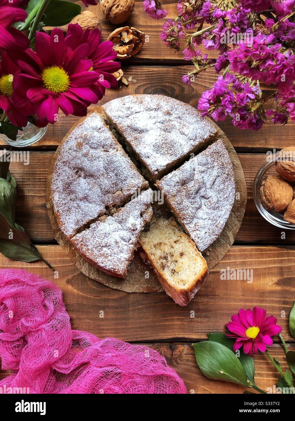 Tarte maison avec noix de Grenoble vue sur le dessus Banque D'Images